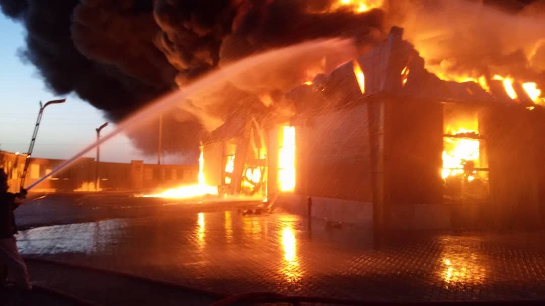 وقوع آتش‌سوزی کارخانه رنگرزی پارچه در بلوار غدیر قم